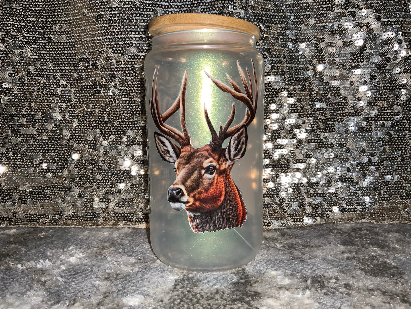 DAD, THE MAN, THE MYTH, THE LEGEND Deer Print -Rainbow Shimmer Colorful Haze Glass Tumbler (Green)