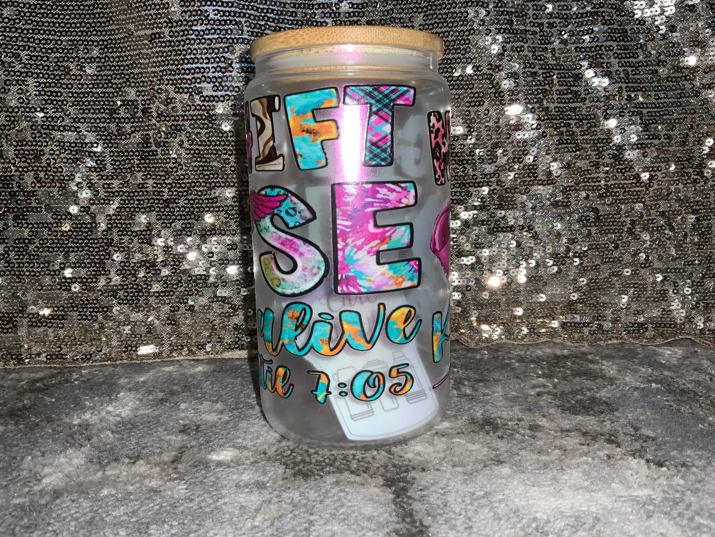 NIGHT SHIFT NURSE Keep Them Alive Til 7:05-Rainbow Shimmer Colorful Haze Glass Tumbler (Pink)